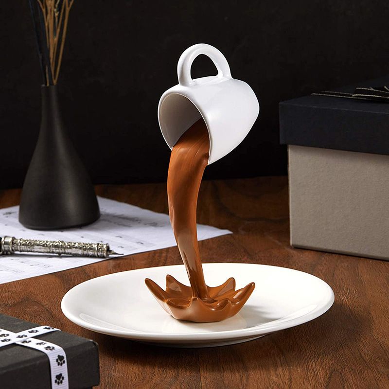 Escultura Xicara de Café Flutuante Derramando / Meu Luxo