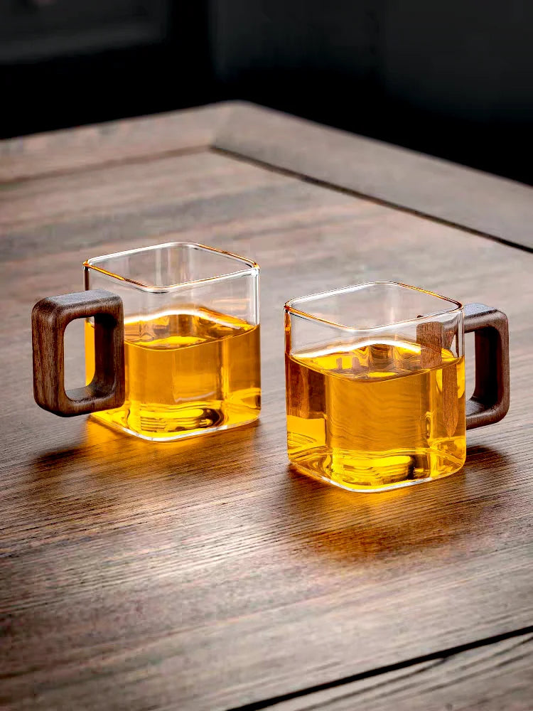 Caneca de Vidro com Alça de Madeira de Nogueira
